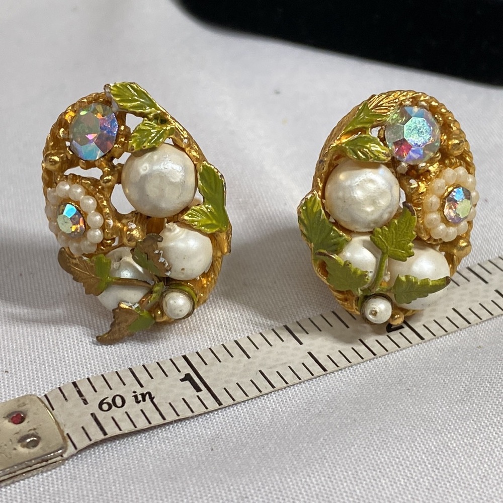 Gorgeous vintage pearl bead flower earrings